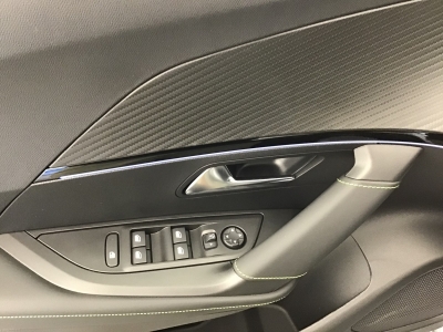 Peugeot 2008 GT HYBRID 136 e-DSC6
