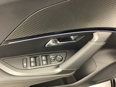 Peugeot 2008 GT HYBRID 136 e-DSC6