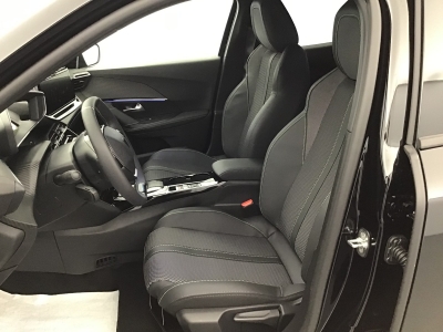 Peugeot 2008 GT HYBRID 136 e-DSC6