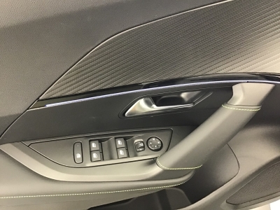 Peugeot 2008 GT HYBRID 136 e-DSC6
