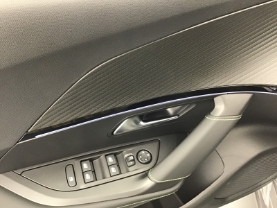 Peugeot 2008 GT HYBRID 136 e-DSC6