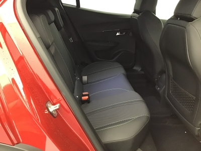 Peugeot 2008 GT HYBRID 136 e-DSC6