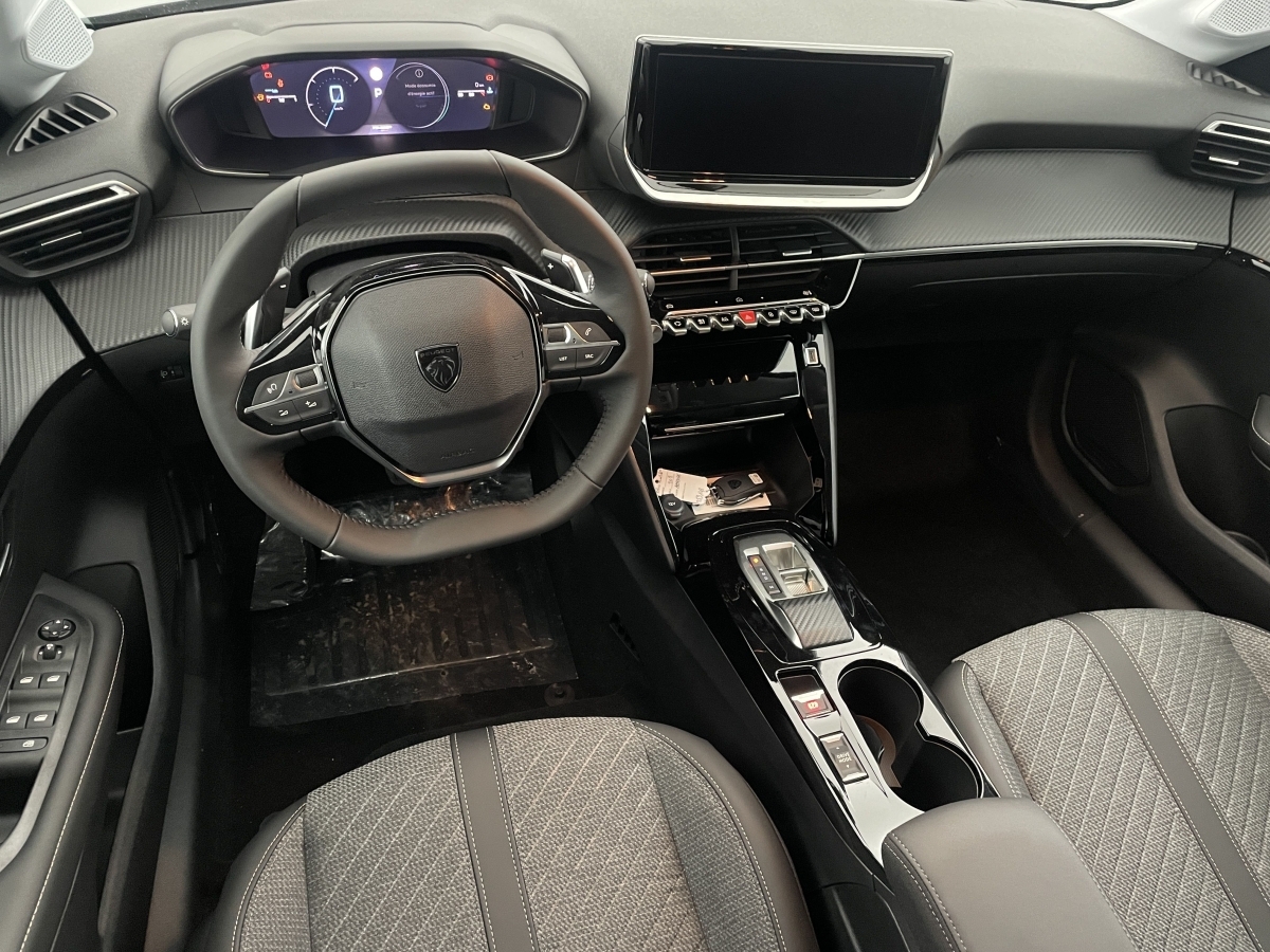 Peugeot 208 10