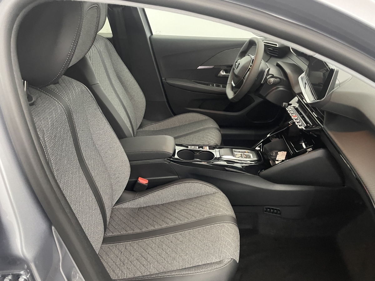 Peugeot 208 13